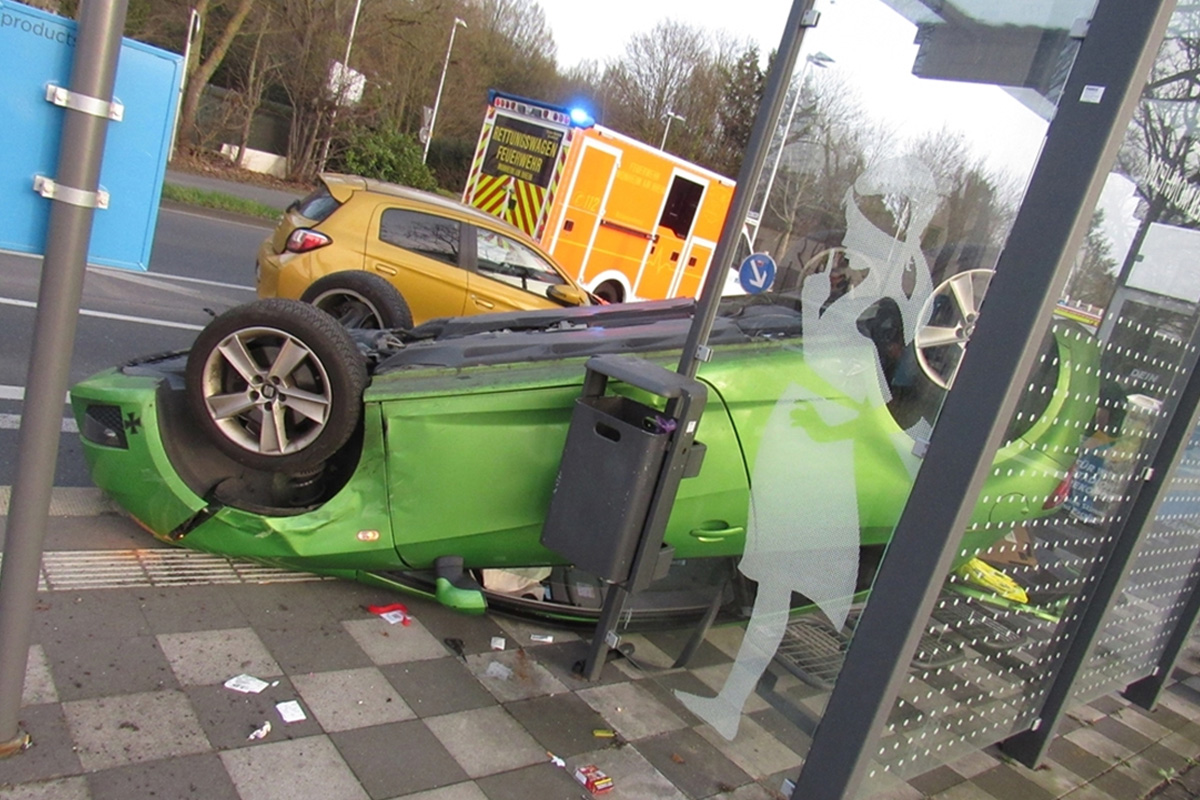 Monheim am Rhein – Autofahrerin kracht in Bushaltestelle