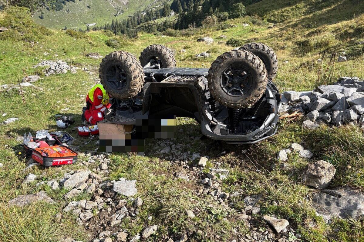 Klöntal GL – Fahrer nach Unfall unter Quad eingeklemmt