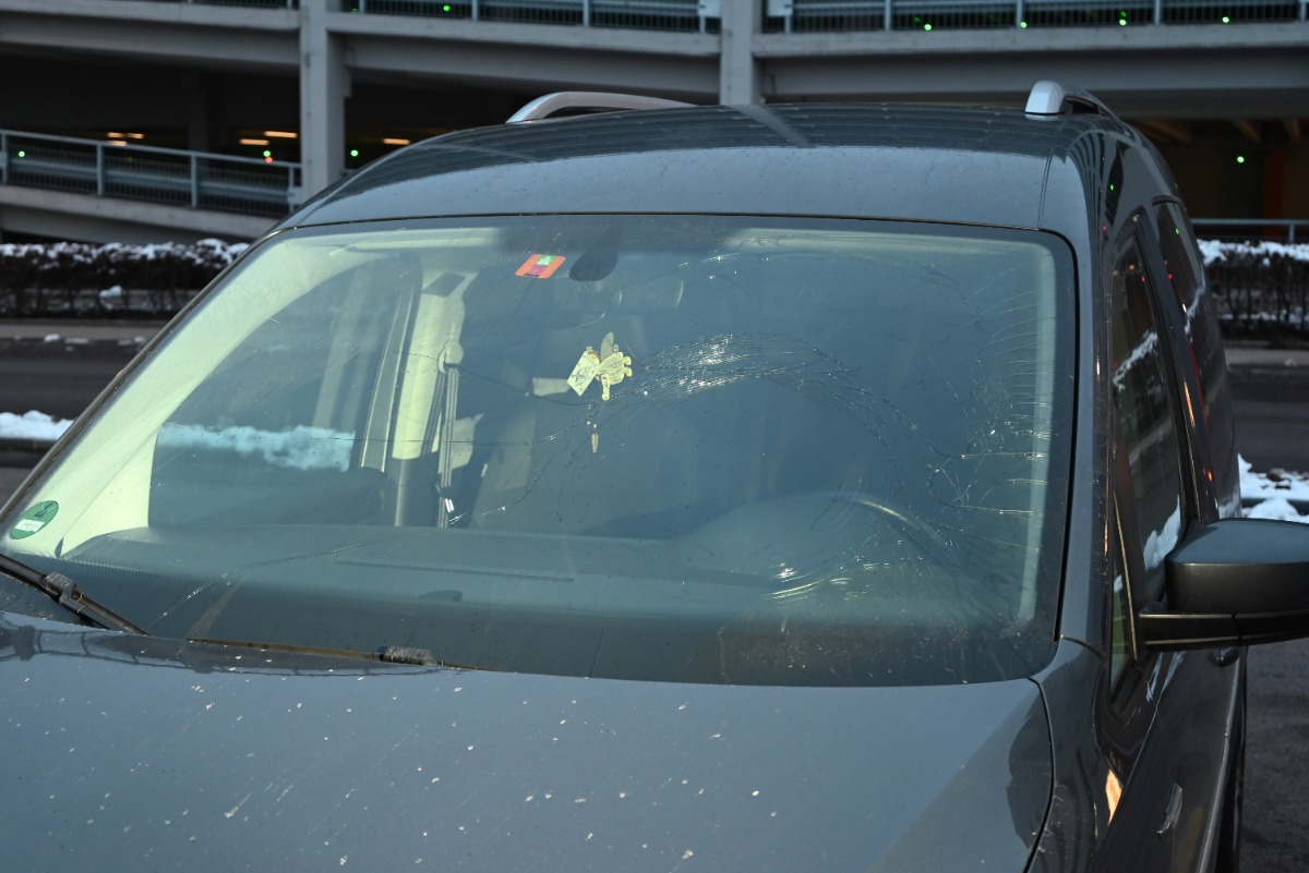 Autobahn A1, Wil SG - Gegenstand auf Auto geworfen 