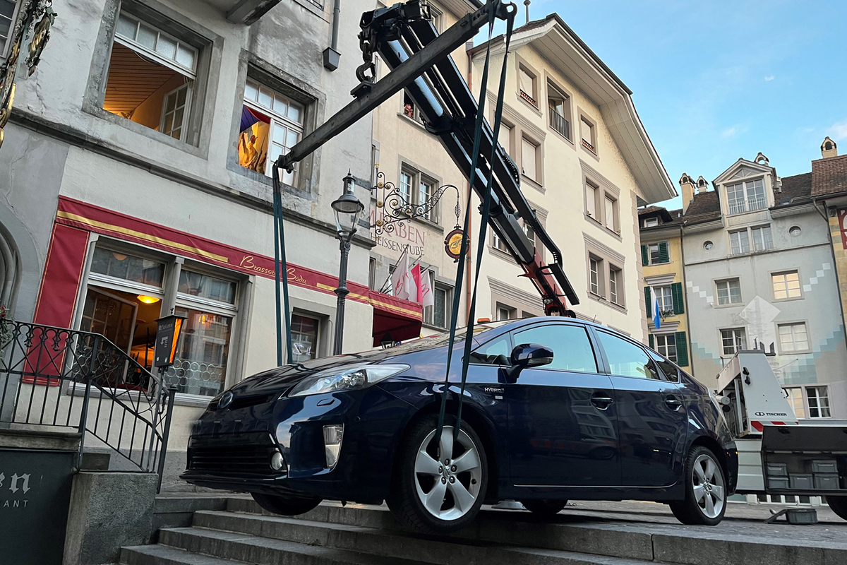 Stadt Luzern - Mit Auto auf Rathaustreppe stecken geblieben