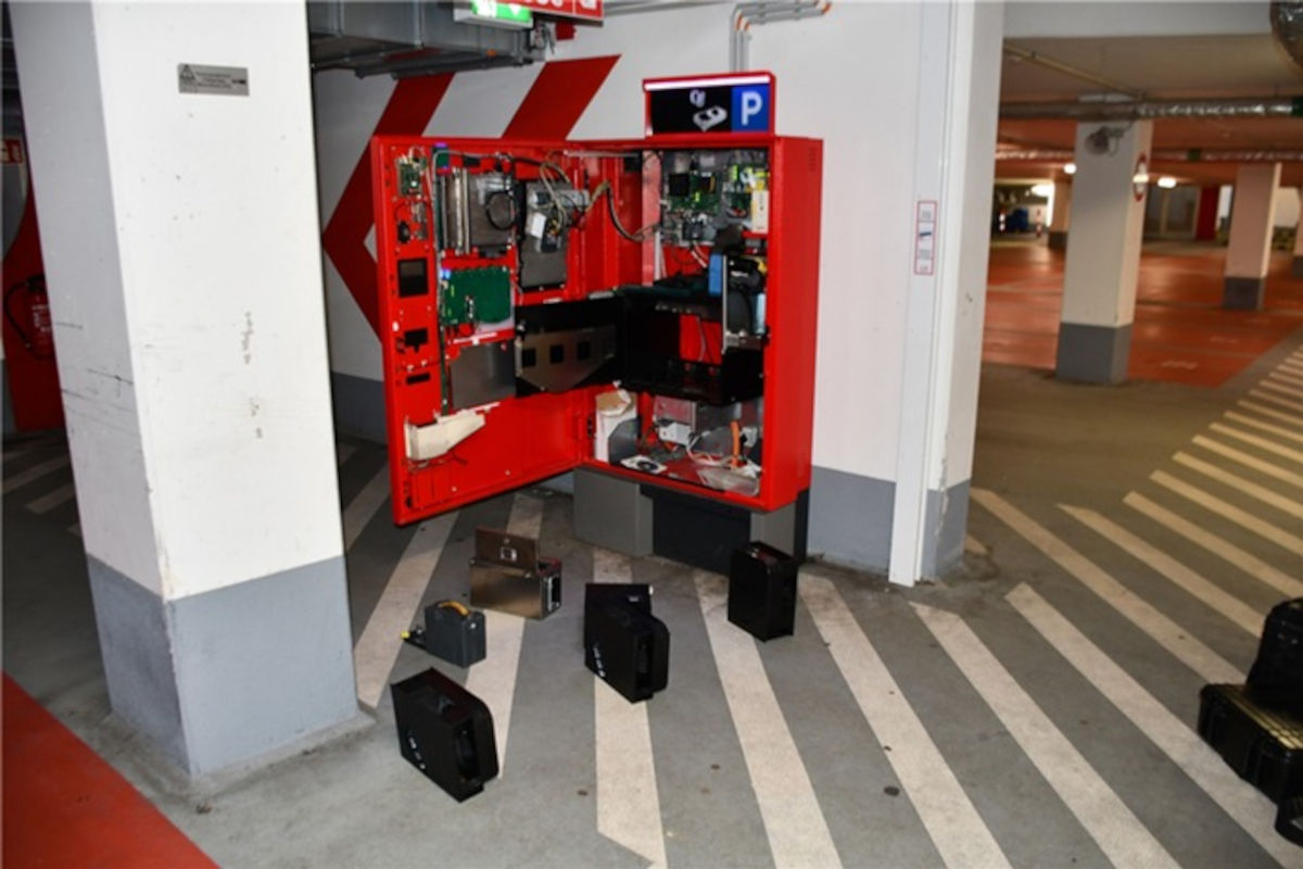 Ratingen – Parkscheinautomat in Parkhaus aufgebrochen
