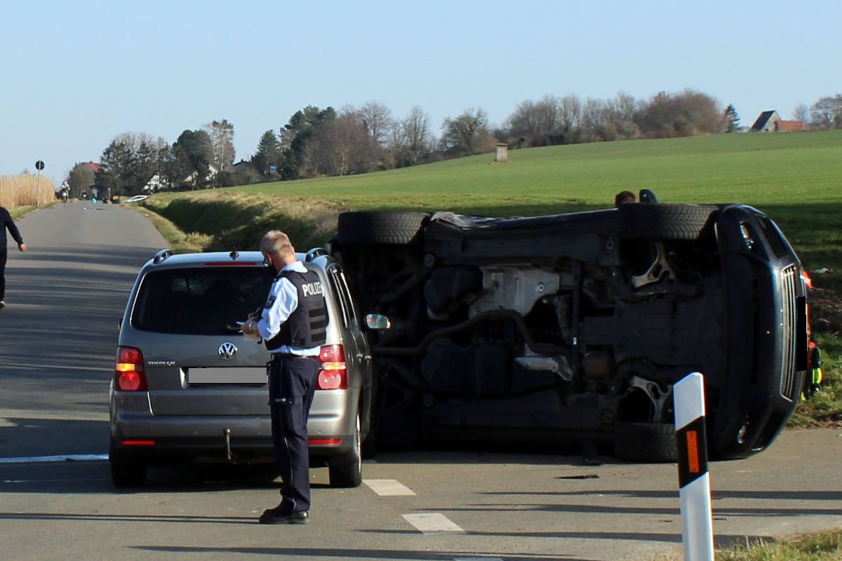 Lübbecke – SUV kippt bei Unfall auf die Seite