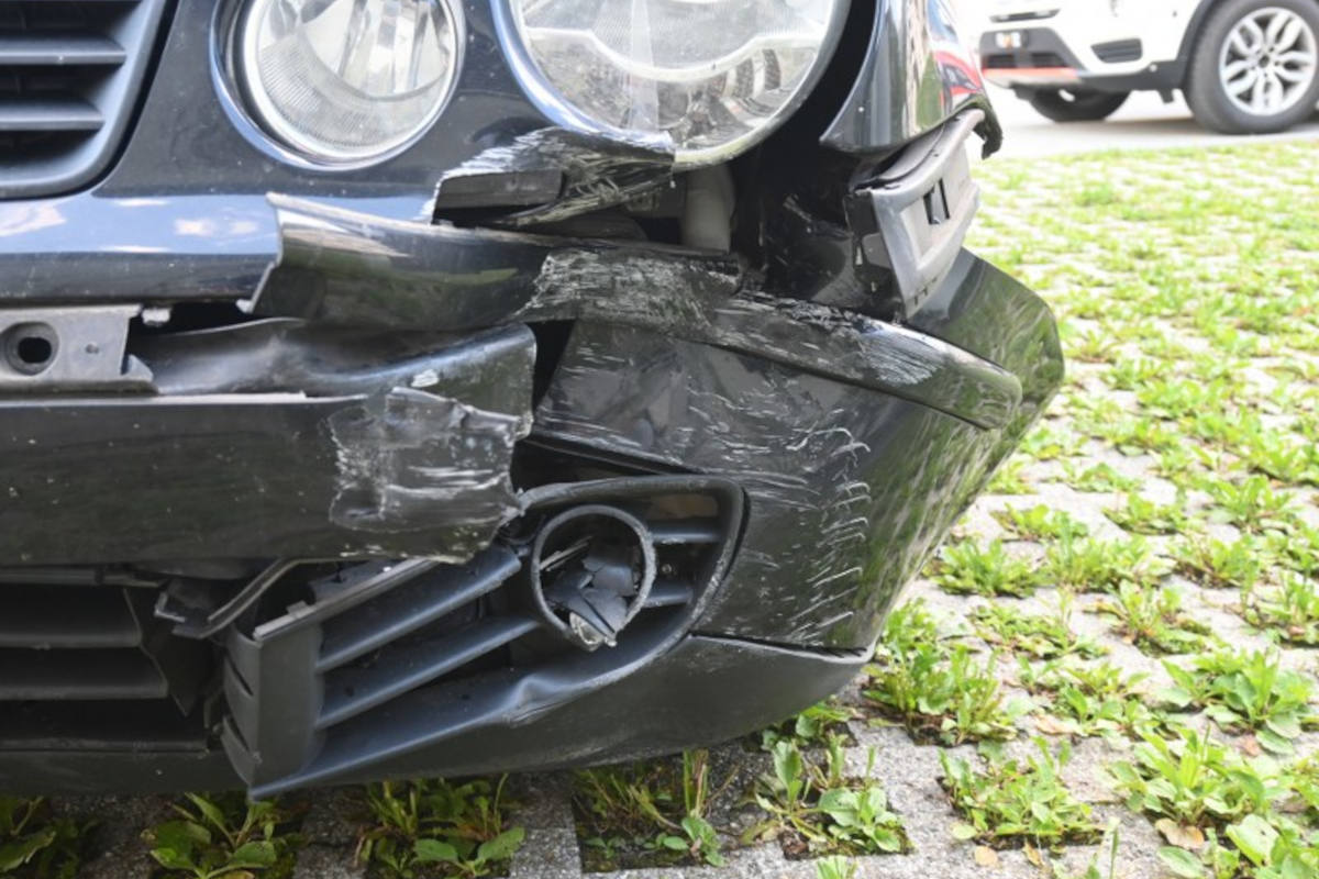 Vaduz – Gegen Betonpoller gekracht und davongefahren