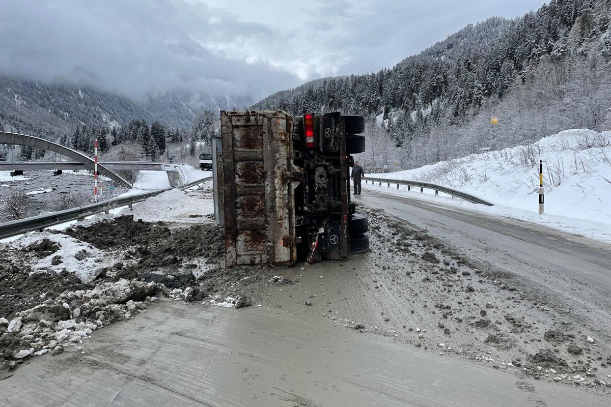 Strada GR – Lastwagen mit Aushubmaterial kippt um