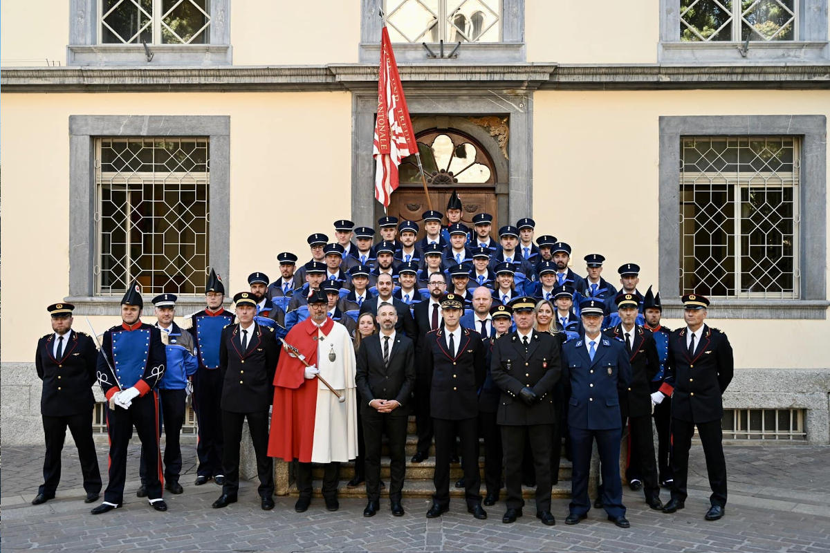 Sitten VS - Über 30 neue Mitglieder der Kantonspolizei vereidigt