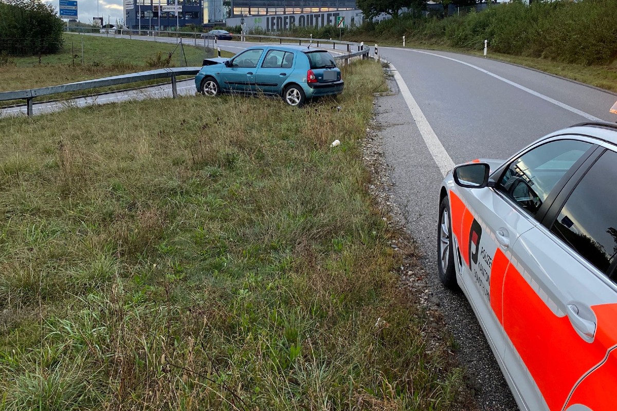 Zuchwil SO - Autofahrer prallt im Bereich der Autobahnausfahrt in Leiteinrichtung