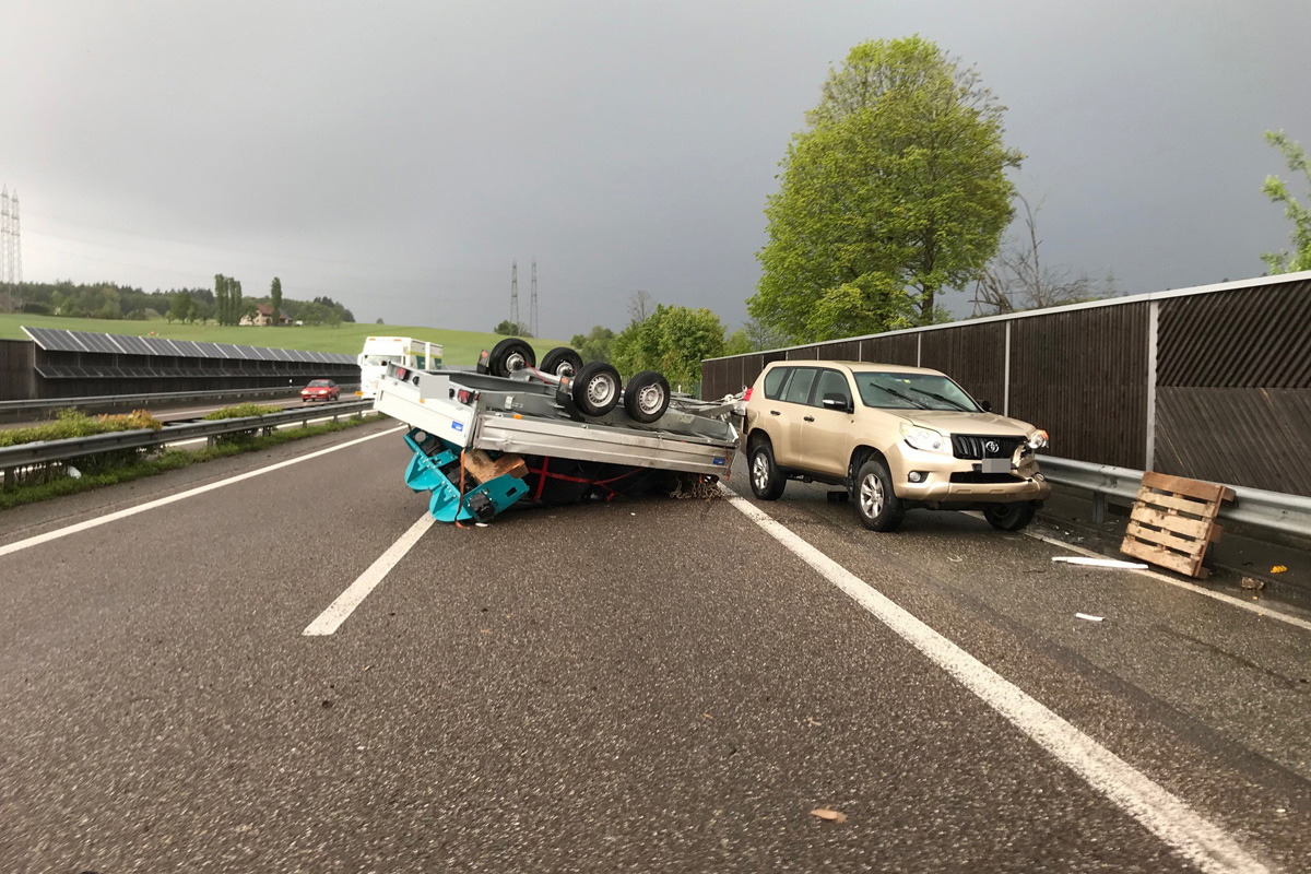Oftringen AG - Anhänger auf der A1 gekippt