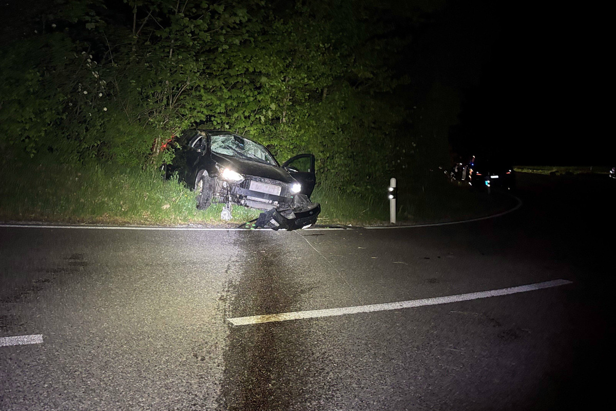 Küttigen AG – Auto überschlägt sich bei Unfall 