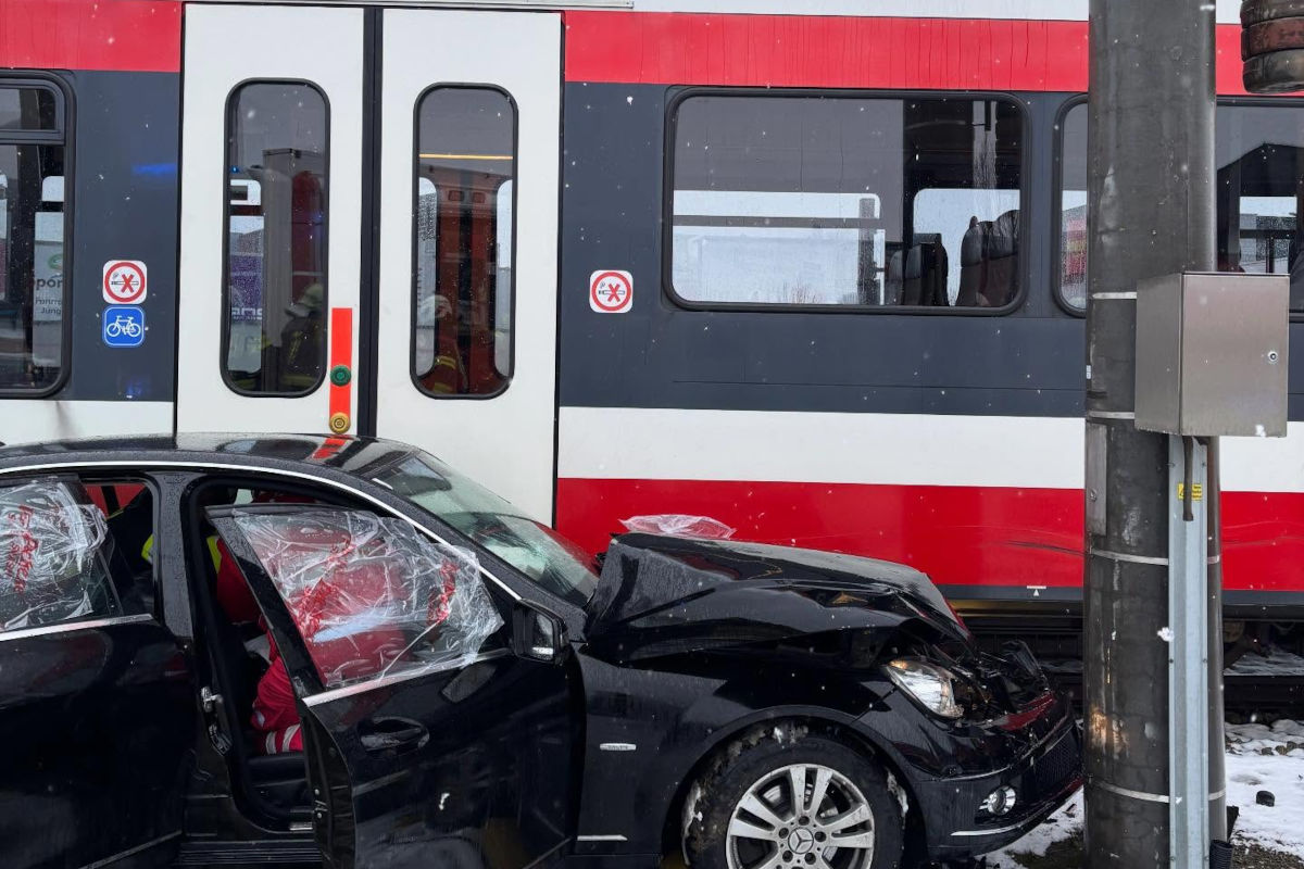 Peuerbach – Auto bei Eisenbahnkreuzung von Zug erfasst