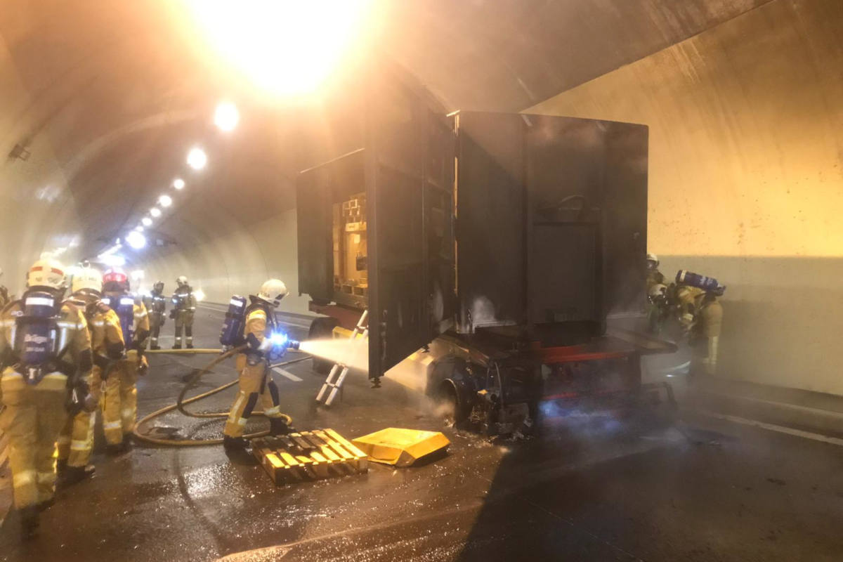 A16 Porrentruy JU - Lastwagenbrand im La Perche Tunnel