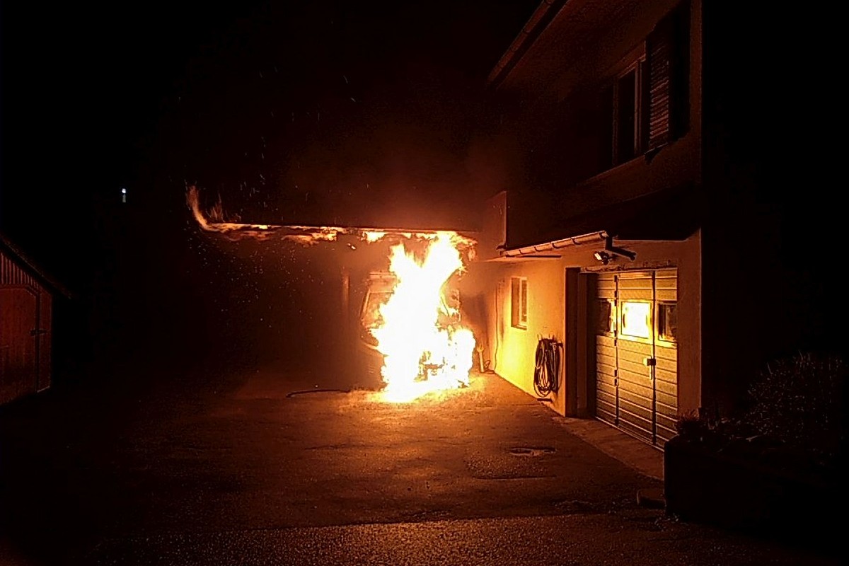 Niederdorf BL - Parkierter Lieferwagen in Flammen