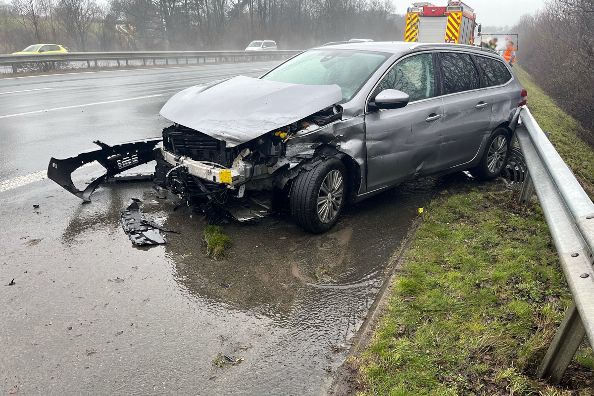 A2 Bielefeld – Fahrer (47) bei Aquaplaning-Unfall verletzt
