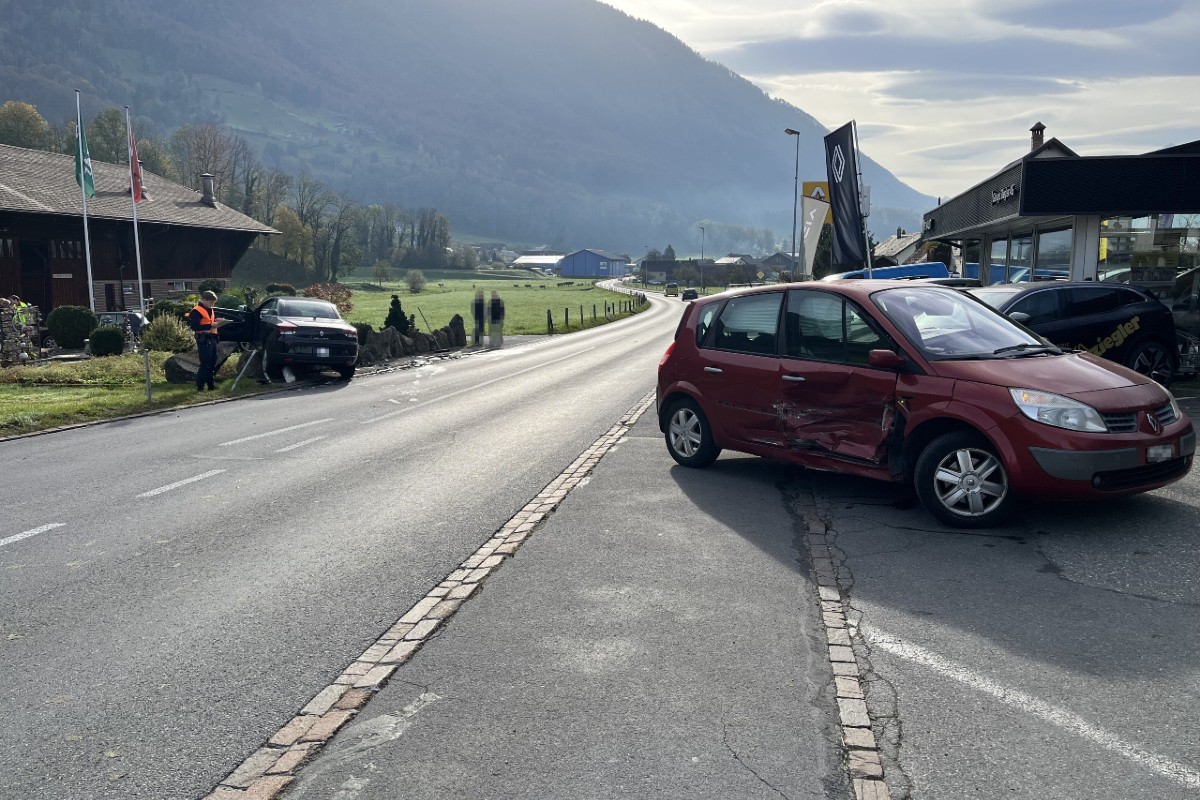  Rufi SG - Vor Renault-Garage zweimal Totalschaden bei Kollision zwischen zwei Renaults!