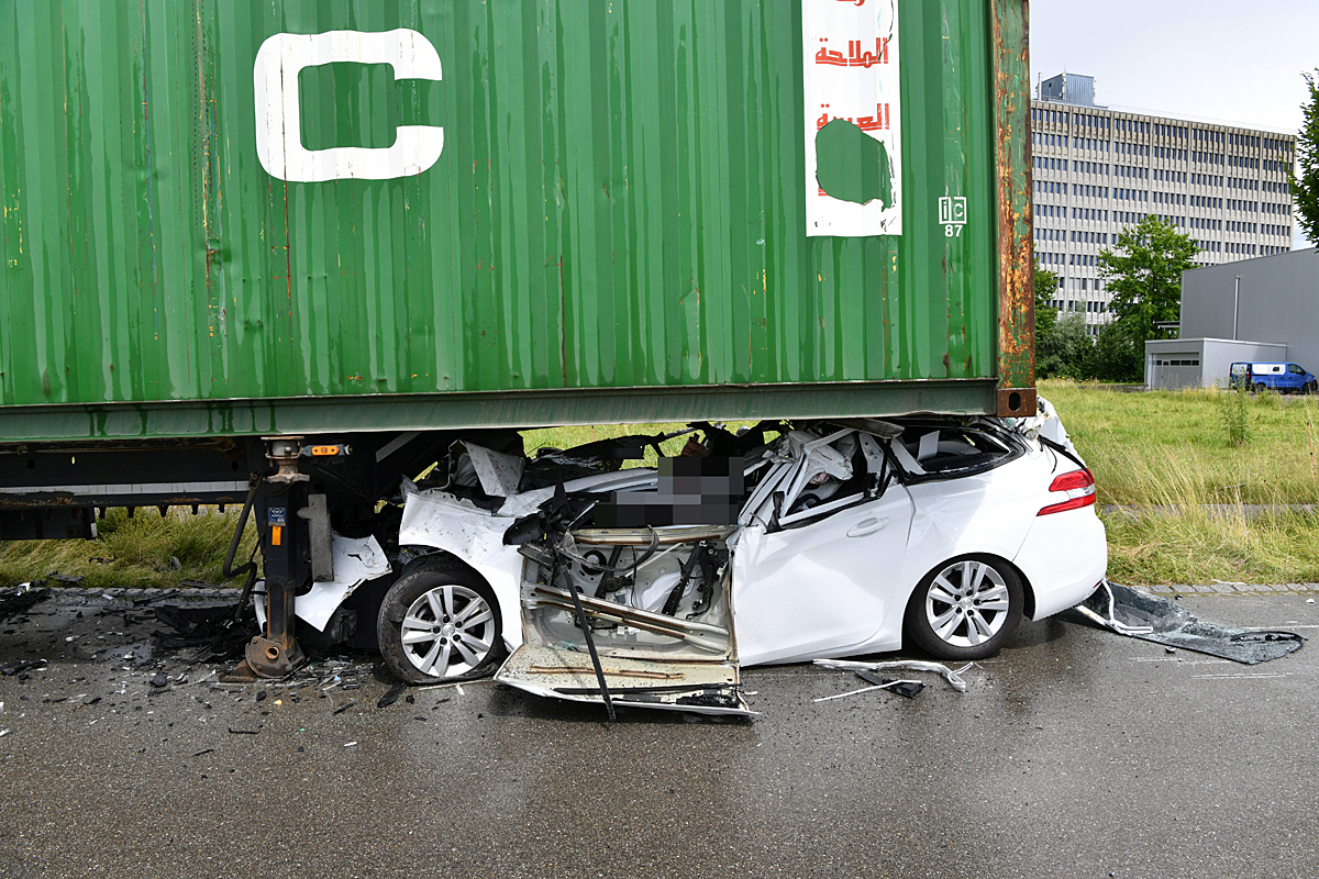 Suizid in Lupfig AG? - Mann kracht frontal in Anhänger - tot