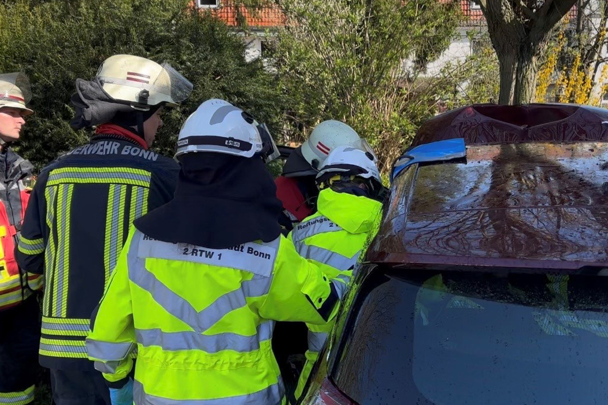 Bonn – Zwei Schwerverletzte nach Unfall mit Pkw und Baum