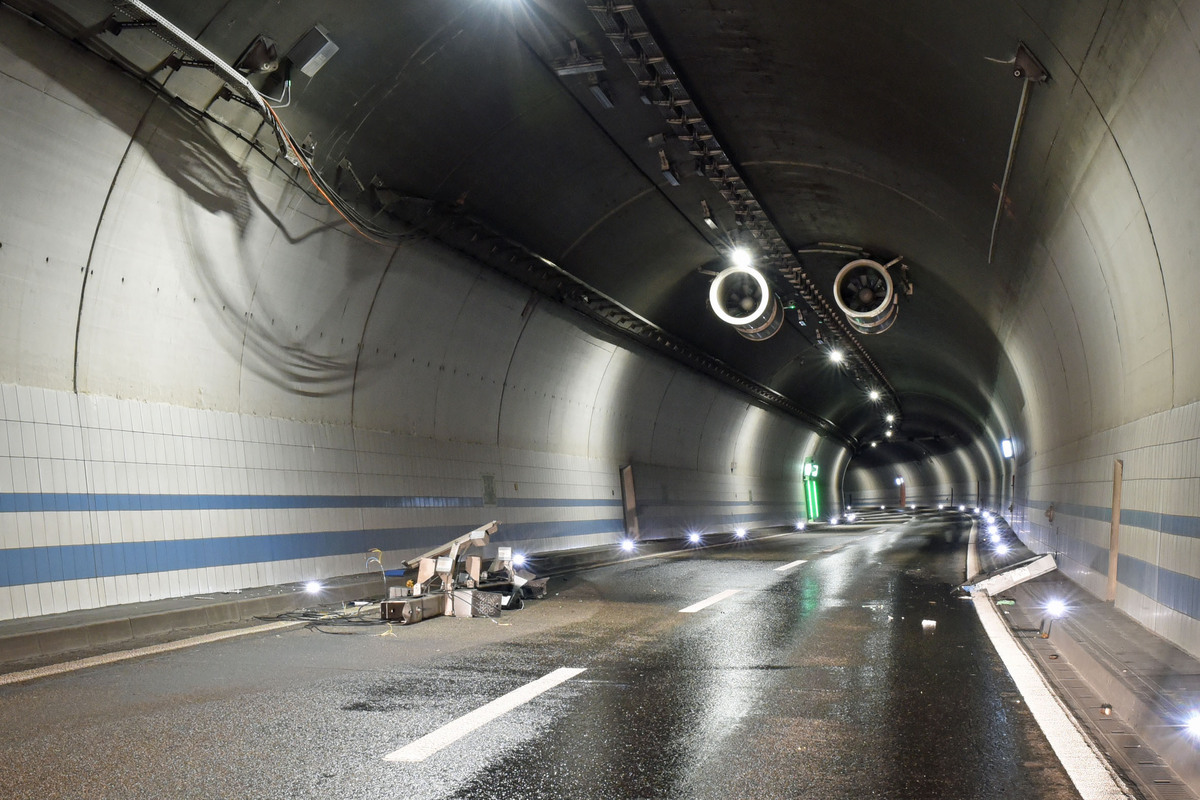Eich LU - A2 nach Unfall gesperrt - Lastwagen kollidiert mit mehreren Überkopfsignalen