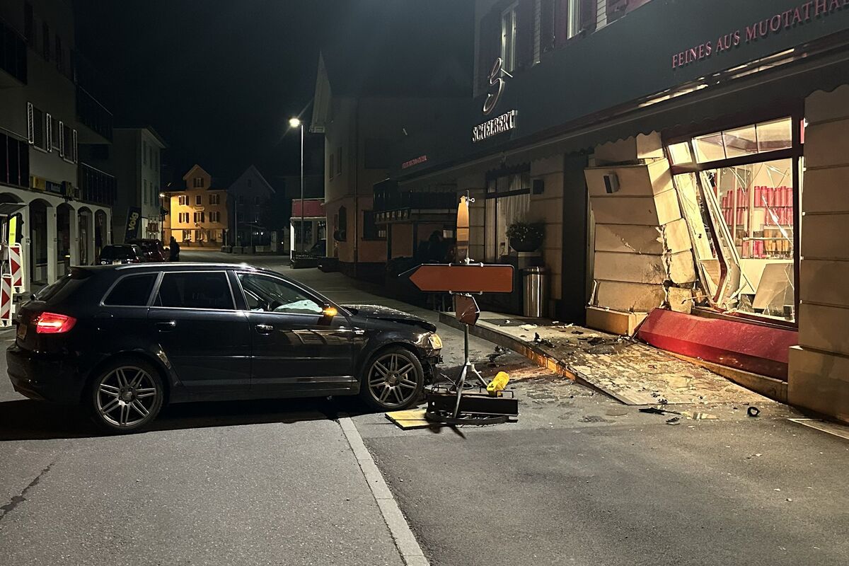 Muotathal SZ – 18-Jährige kracht mit Auto in Schaufenster