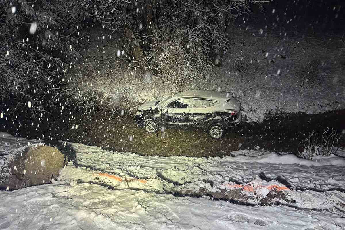 Schwellbrunn AR – Auto landet bei Unfall im Bach
