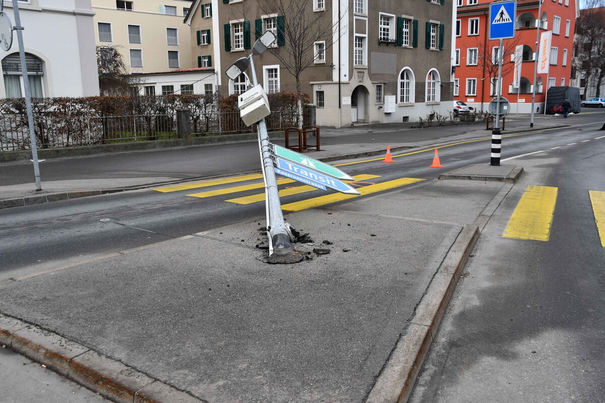 Chur GR – Auto rammt Kandelaber bei Unfall