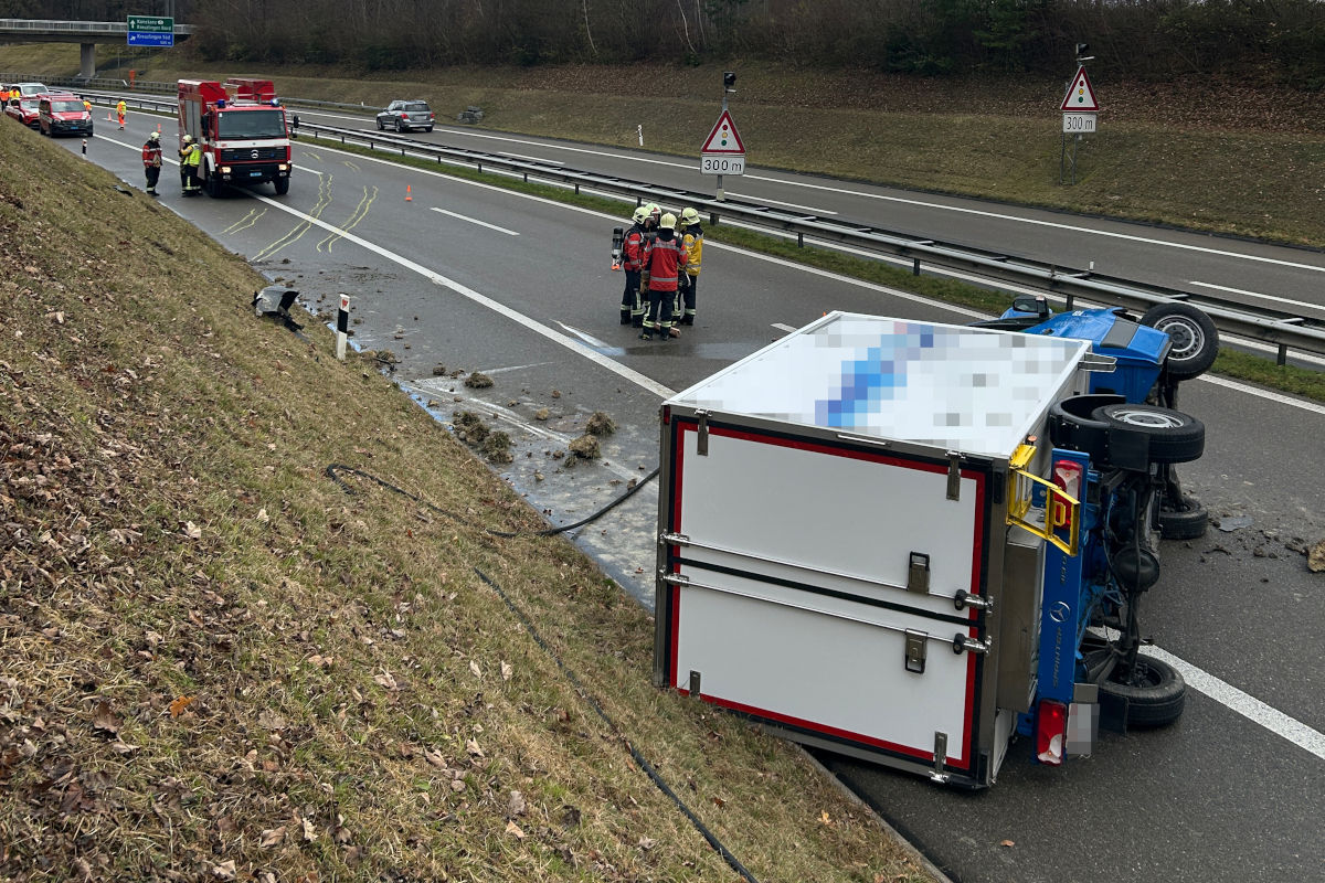 A7 Kemmental TG – Lieferwagen kippt bei Unfall