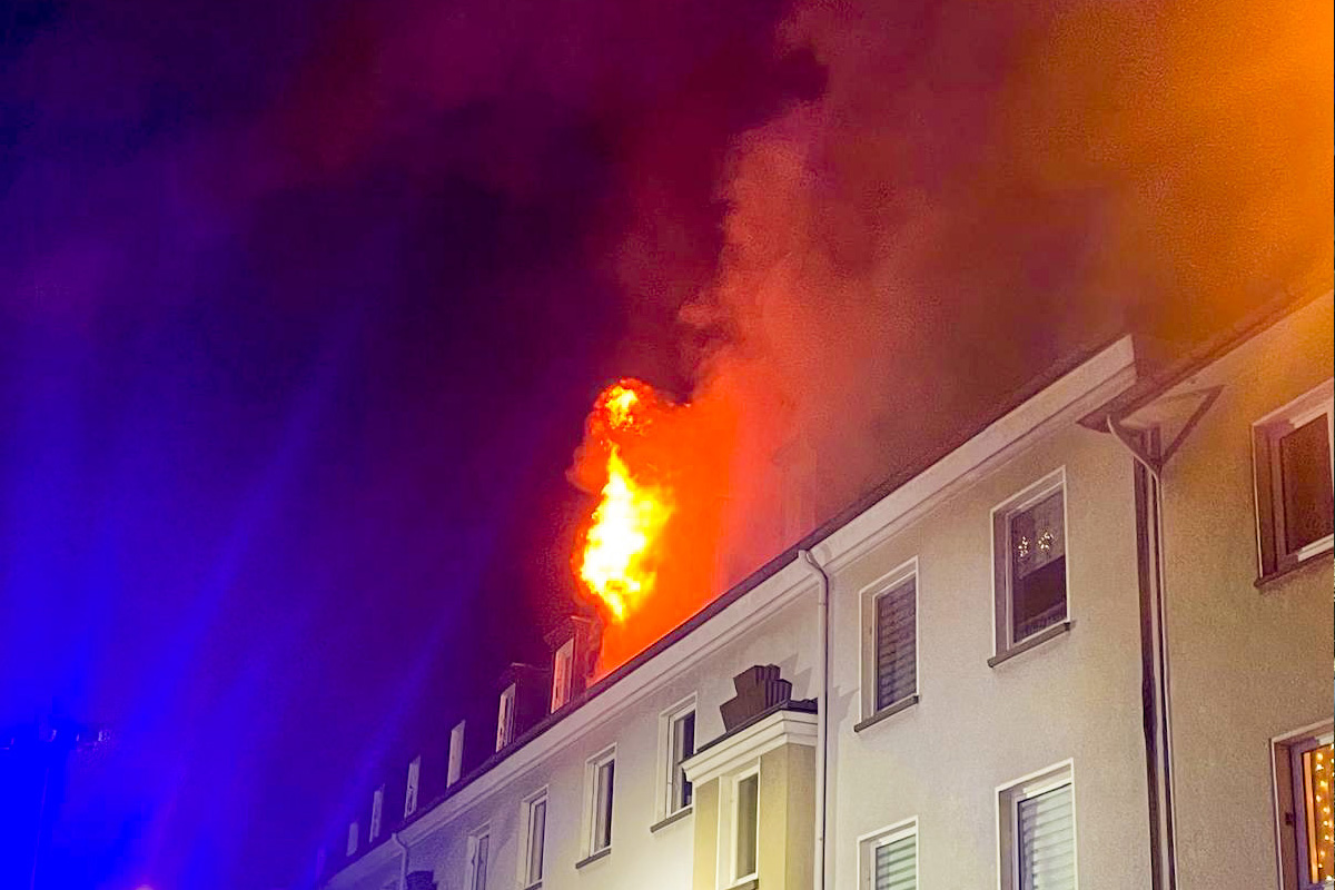 Essen – Rakete setzt Wohnung in Brand – Anbau in Flammen