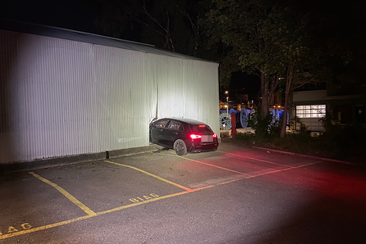 Heftiger Unfall in Brugg AG - 24-Jähriger prallt alkoholisiert mit Mercedes in Lagerhalle!