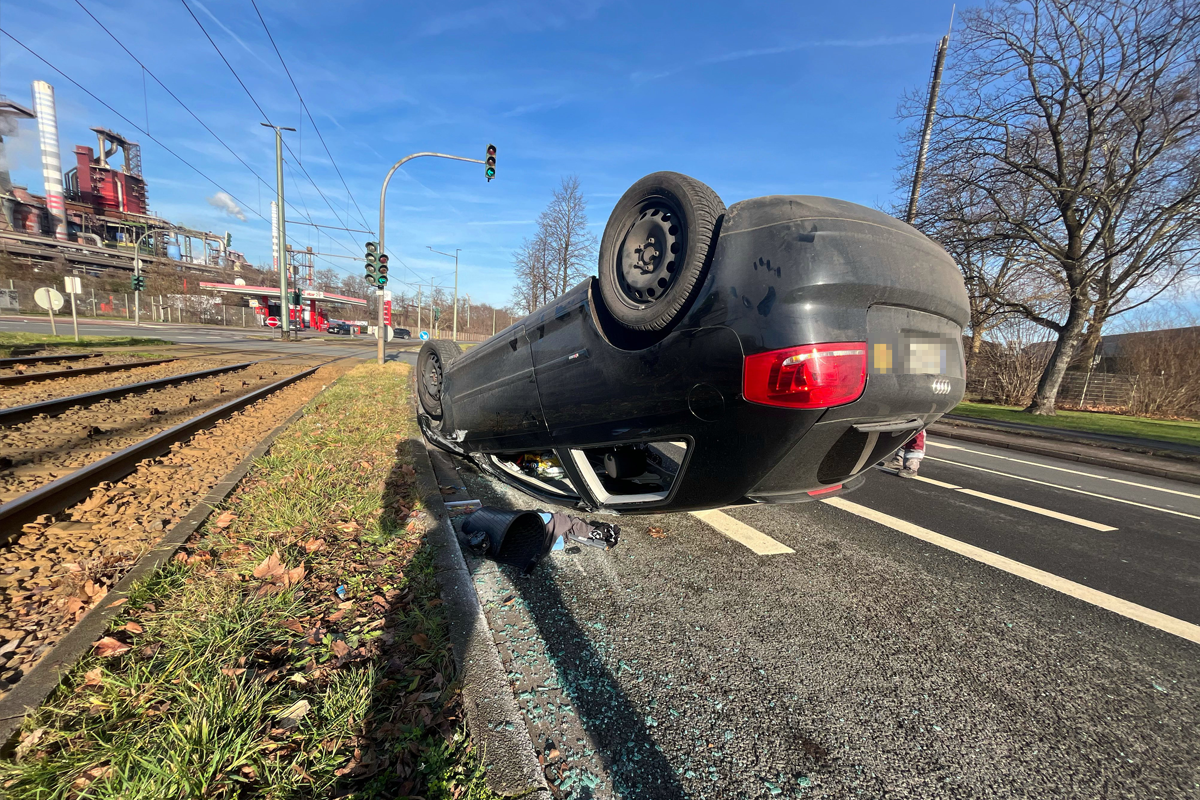 Duisburg – Auto überschlägt sich nach Unfall auf Kreuzung