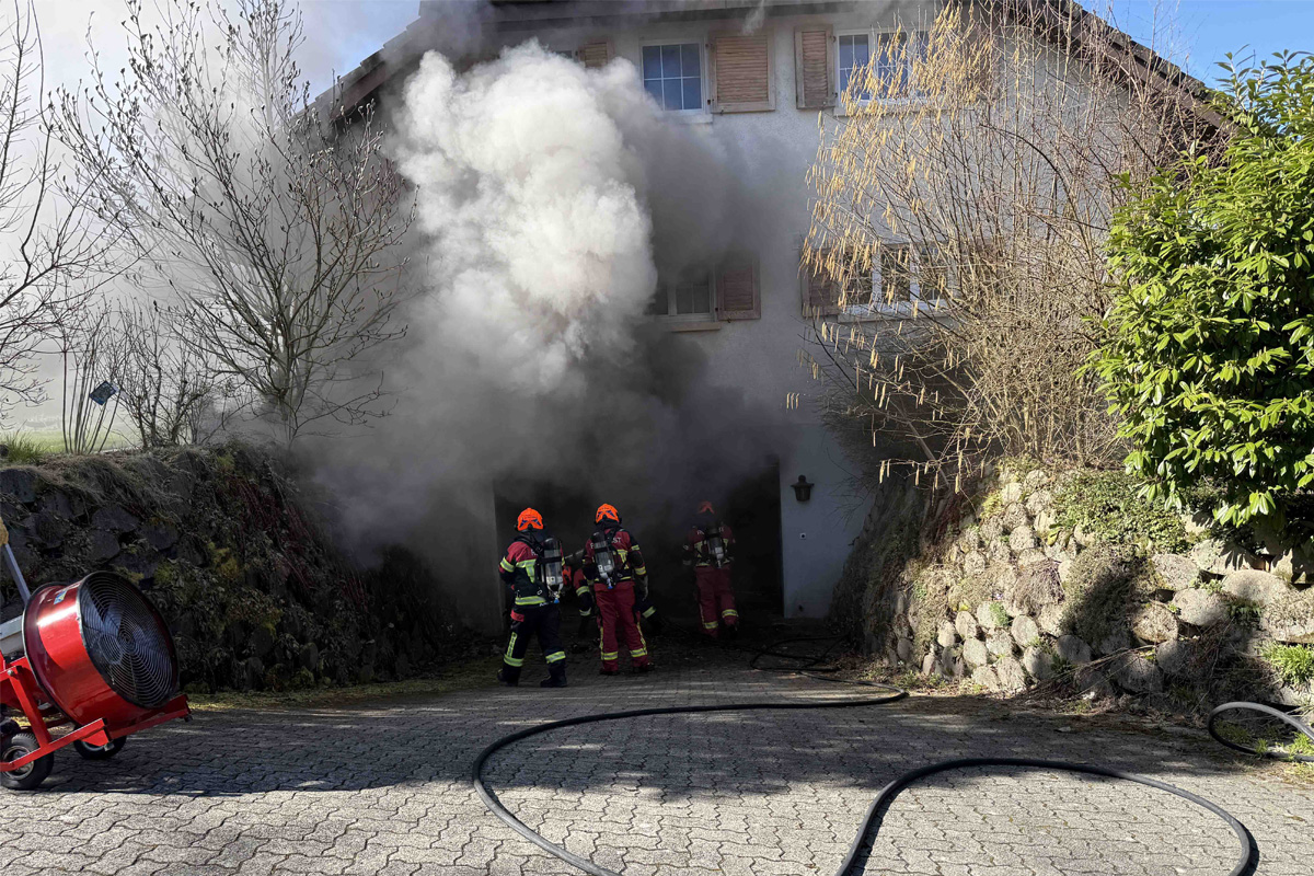 Rothrist AG – Auto brennt in Garage