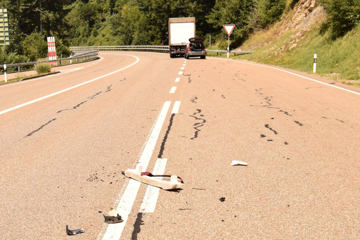 Niederteufen AR – Streifkollision zwischen Auto und Lastwagen auf Autostrasse