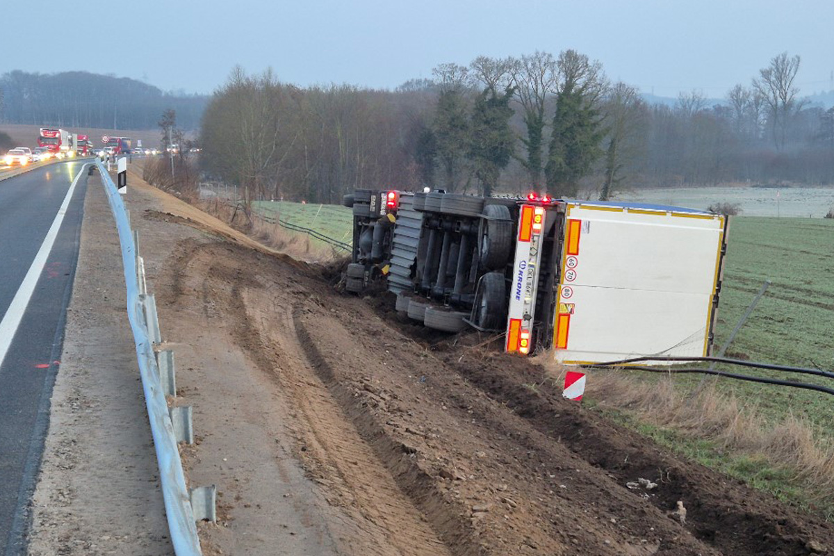A21 Travenbrück – Sattelzug mit 24 Tonnen Stahlprofil kippt um