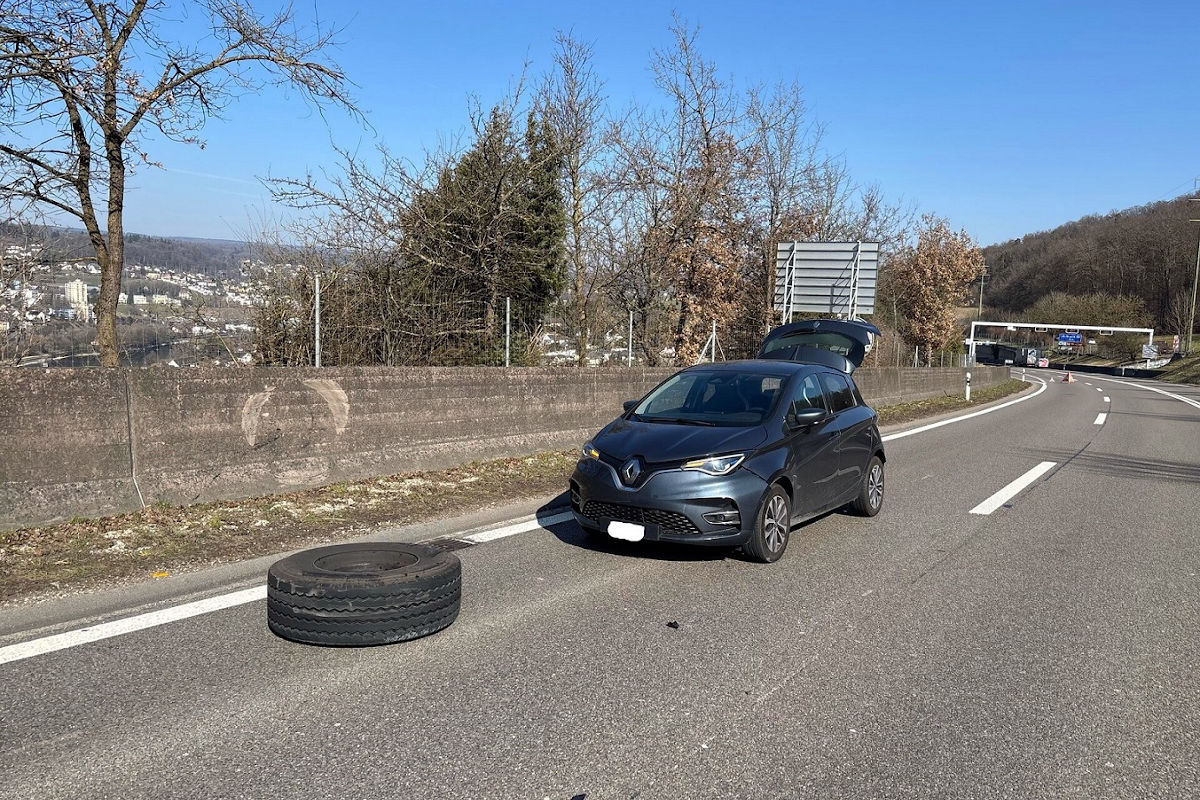 Unfall auf A4 in Flurlingen ZH – Rad eines Lastwagens kollidiert mit Auto