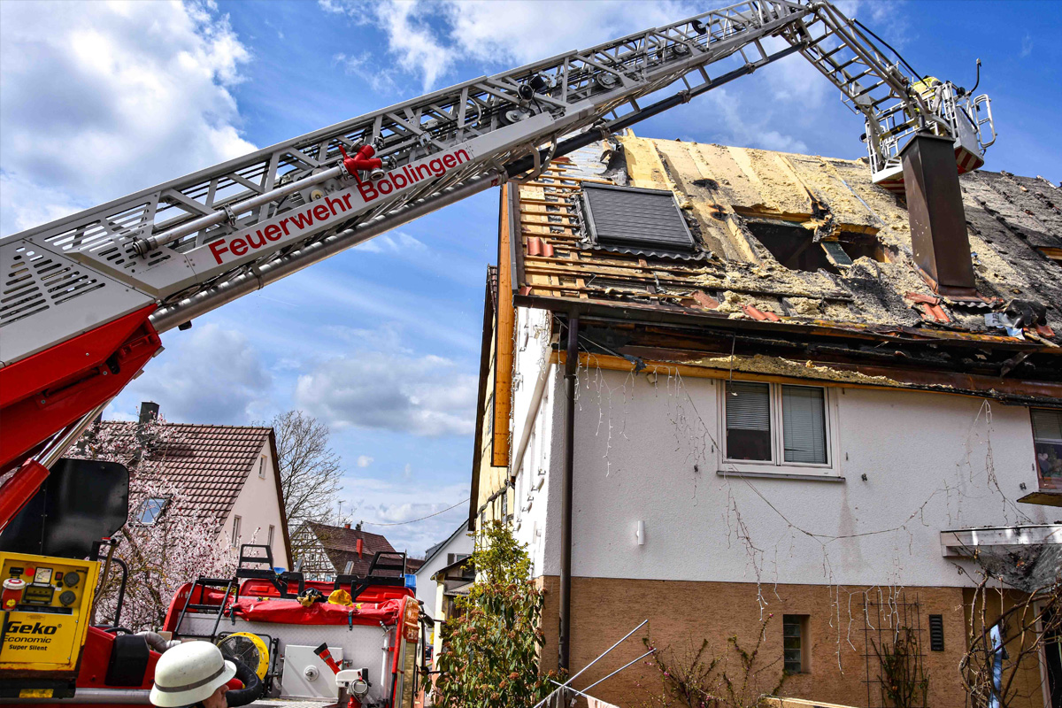 Böblingen – Nachlöscharbeiten nach Wohnhausbrand dauern an