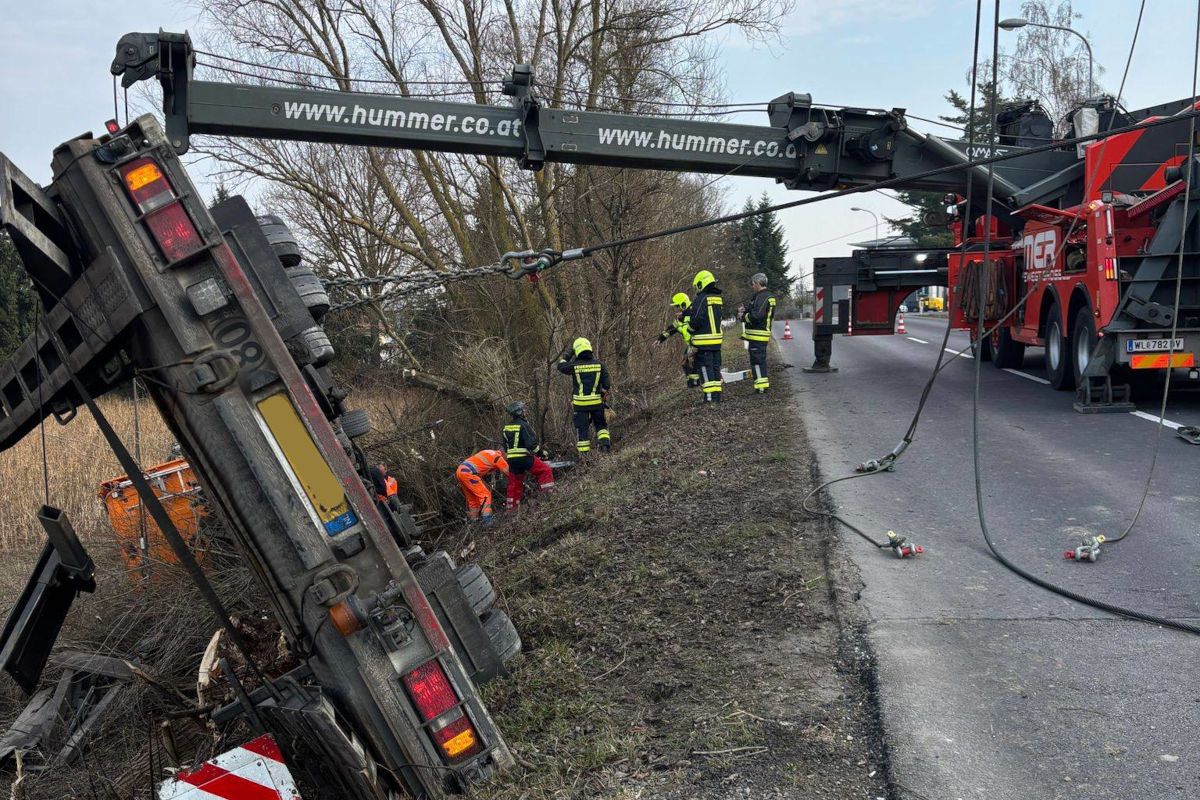 Unfall in Ansfelden – Lkw weicht Reh aus und stürzt Hang hinab
