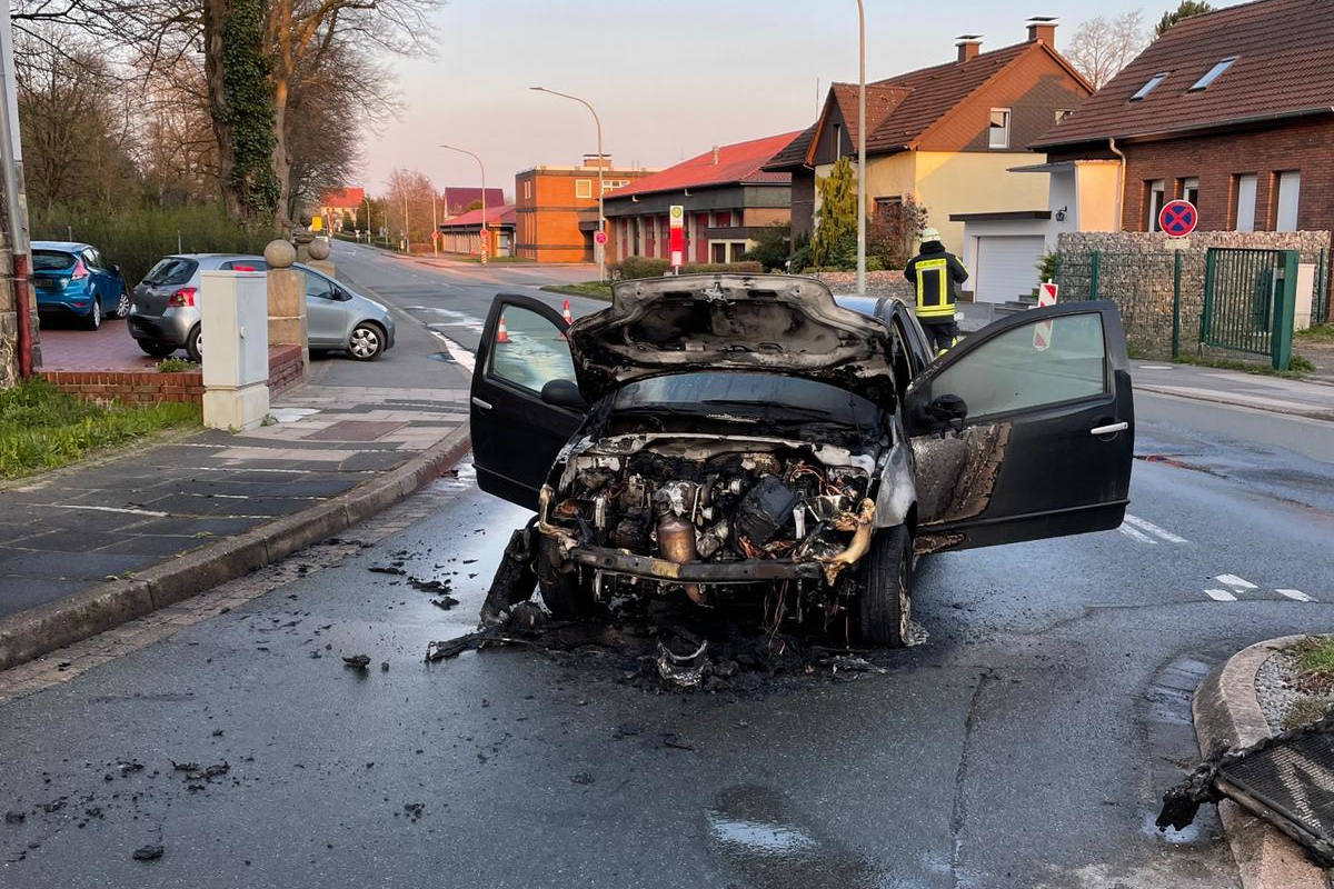 Horn-Bad Meinberg – PKW-Brand vor der Feuerwache