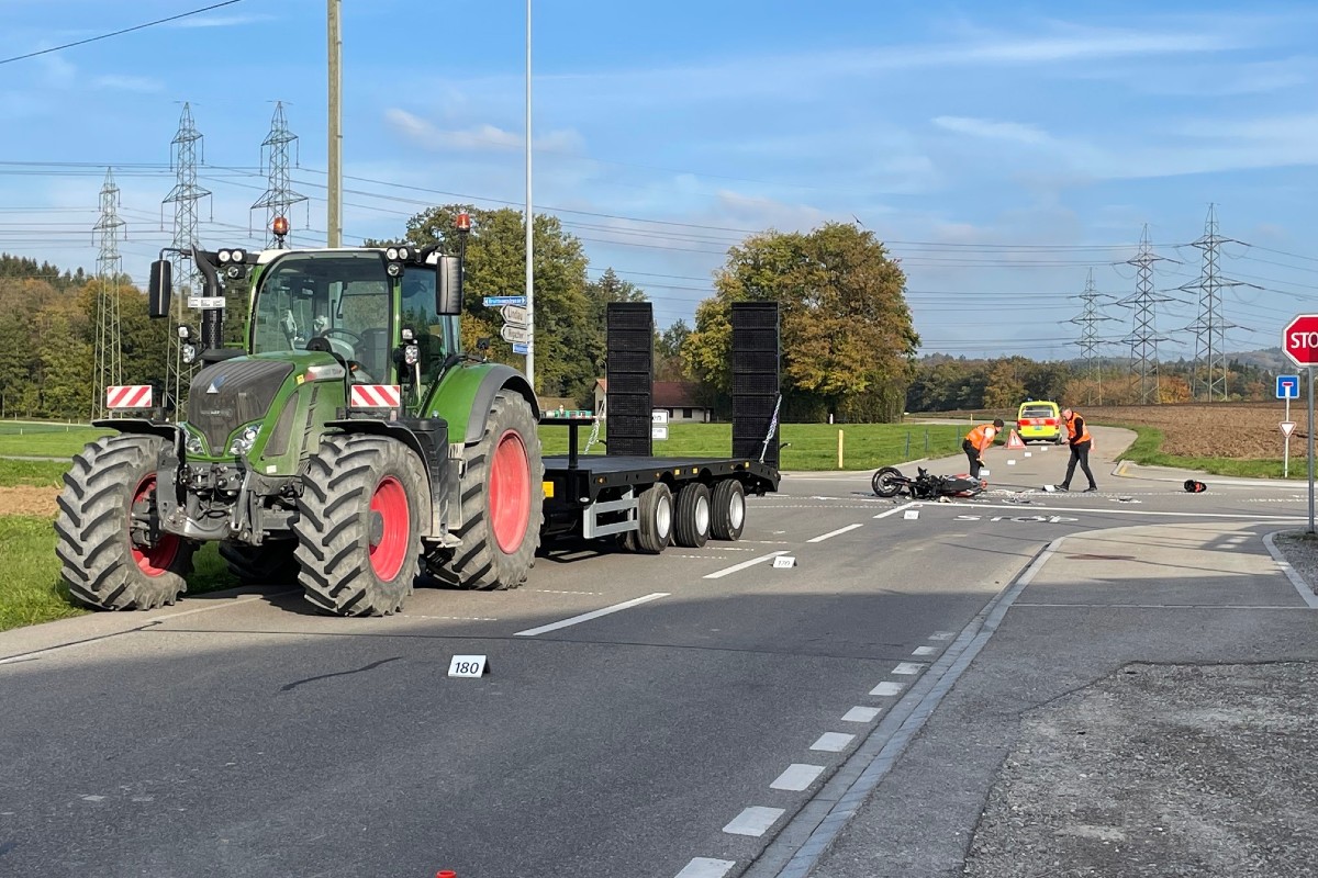 Lindau ZH - 19-jähriger Motorradfahrer nach Kollision mit Traktor schwer verletzt