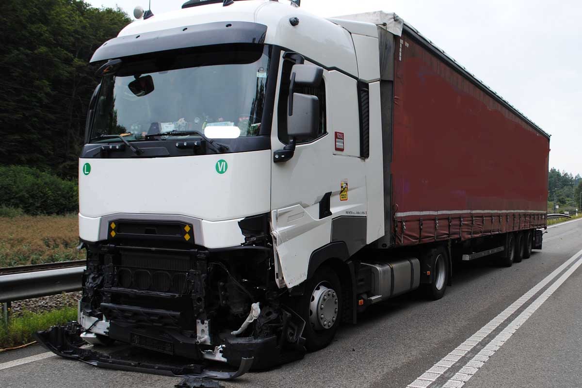 Schaffhausen - Rad macht sich selbstständig und kollidiert mit Sattelzug