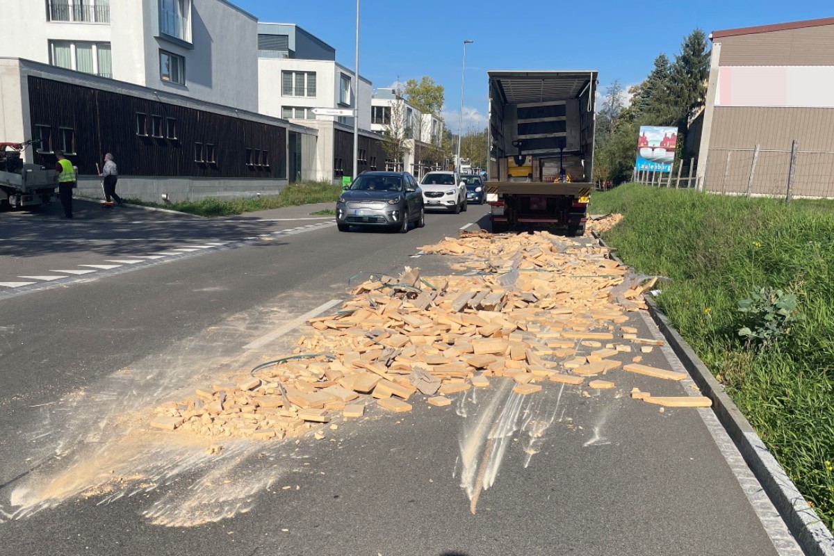 Bremsvorgang in Laufenburg AG - Ladung auf Strasse verloren