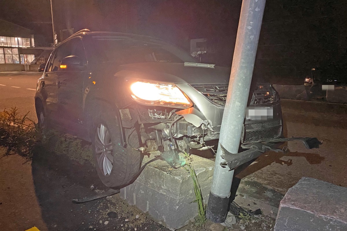 Eschlikon TG - Autolenkerin fährt unter Alkoholeinfluss in Strassenlaterne