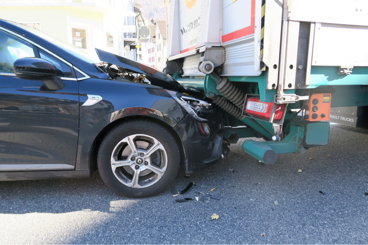 Näfels GL - Autolenkerin wurde ins Spital gefahren