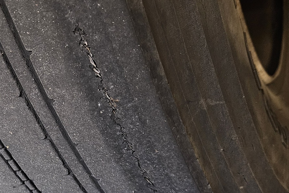 Stadt Schaffhausen - Reisebus mit fünf abgenutzten Reifen