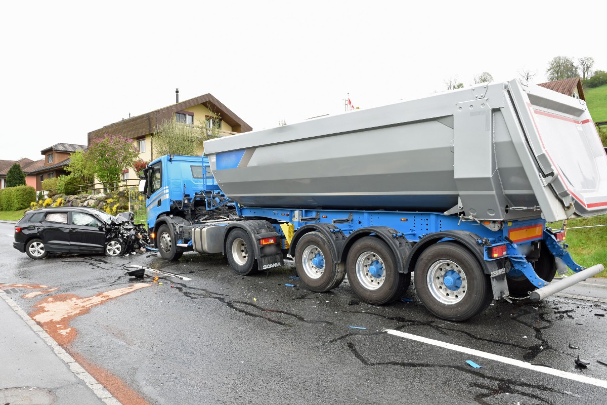 Hasle LU - Frontalkollision zwischen Auto und Sattelmotorfahrzeug – 150'000 Franken Sachschaden