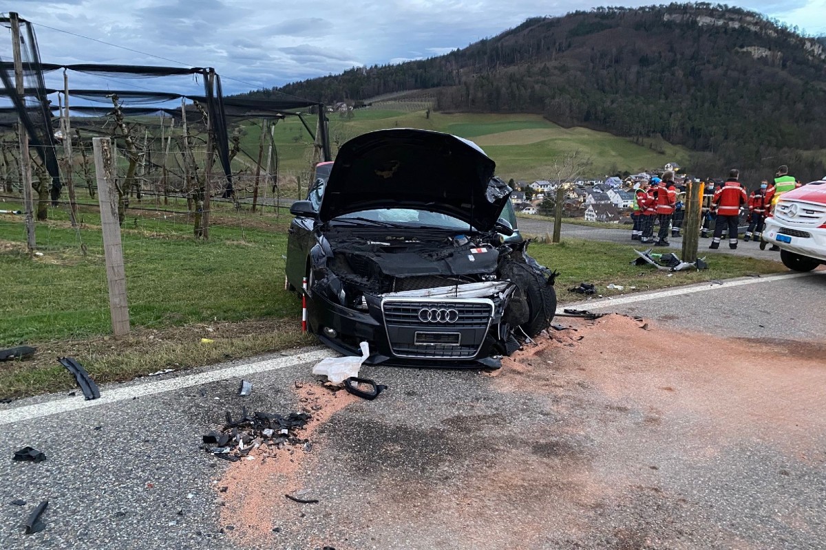 Diegten BL - Schwerer Verkehrsunfall – eine Person tot, zwei Personen schwer verletzt
