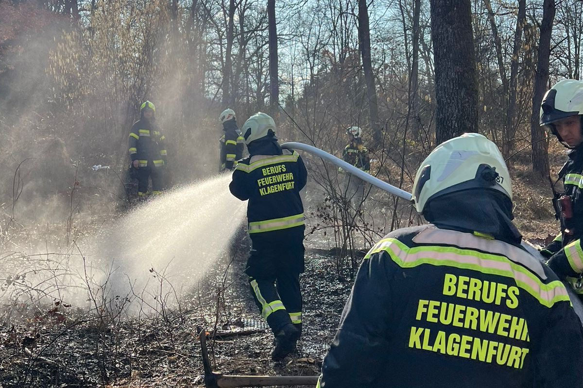 Klagenfurt – Waldfläche auf Militärgelände gerät in Brand