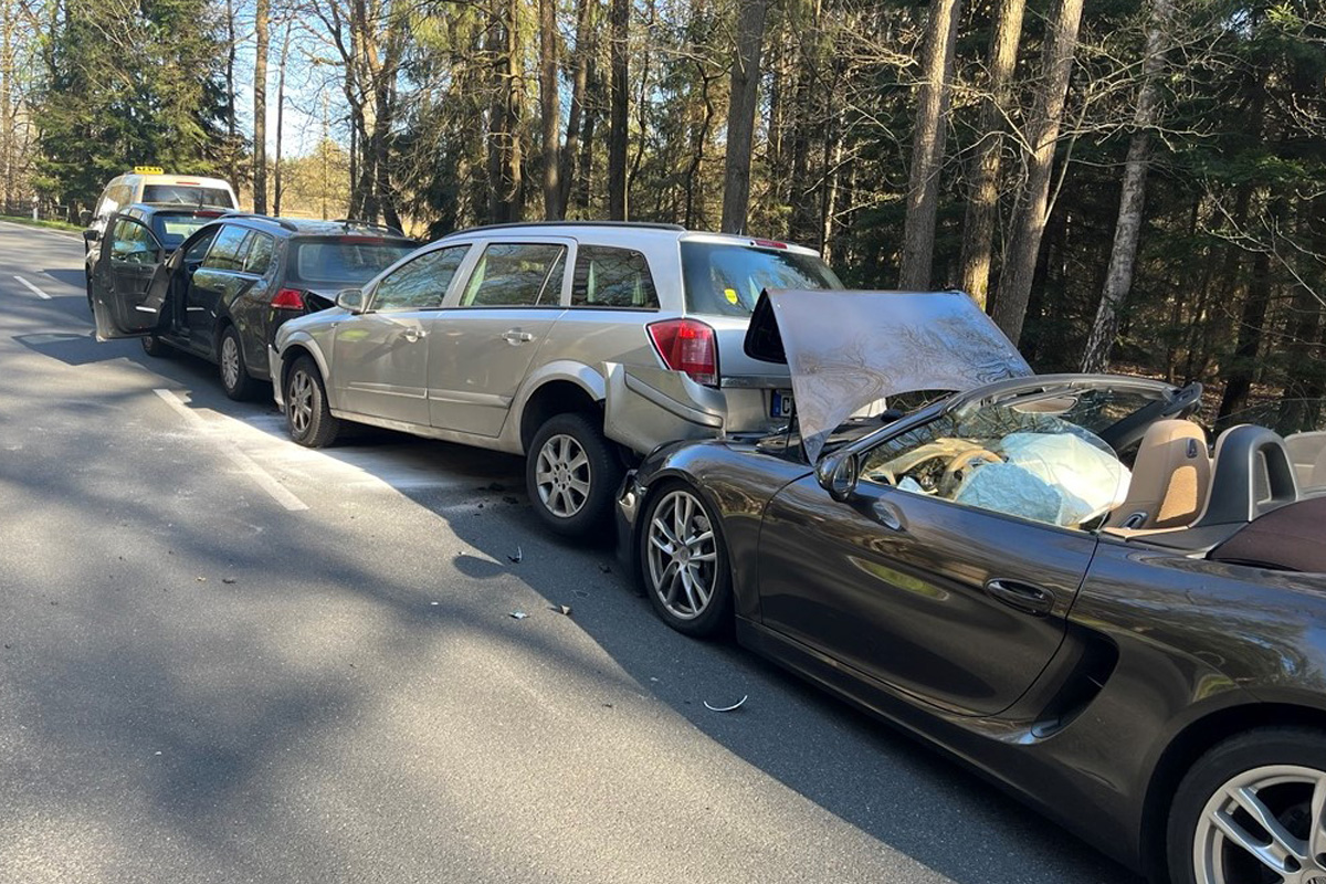 Lachendorf – Porsche verursacht Auffahrunfall mit fünf Fahrzeugen