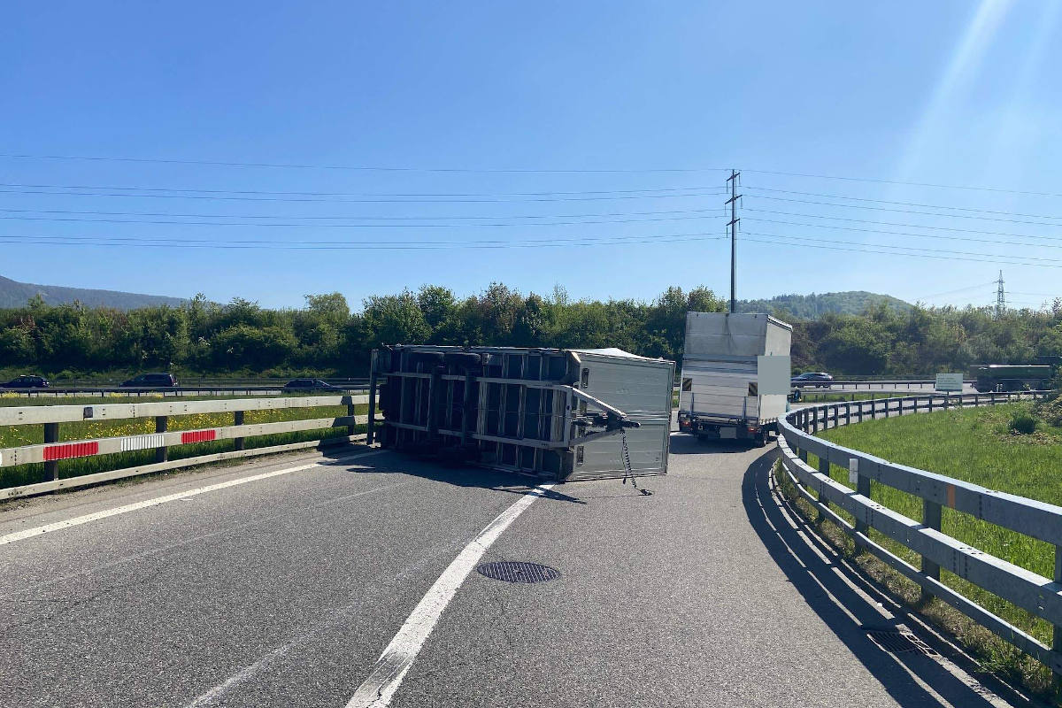 Wettingen AG – Anhänger mit Baumaterial gekippt