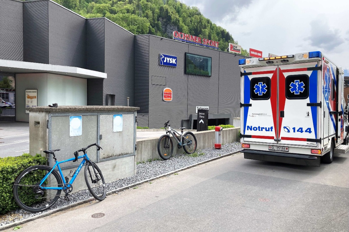 Netstal GL - Kollision zwischen zwei Velofahrern endet mit Einweisung ins Spital