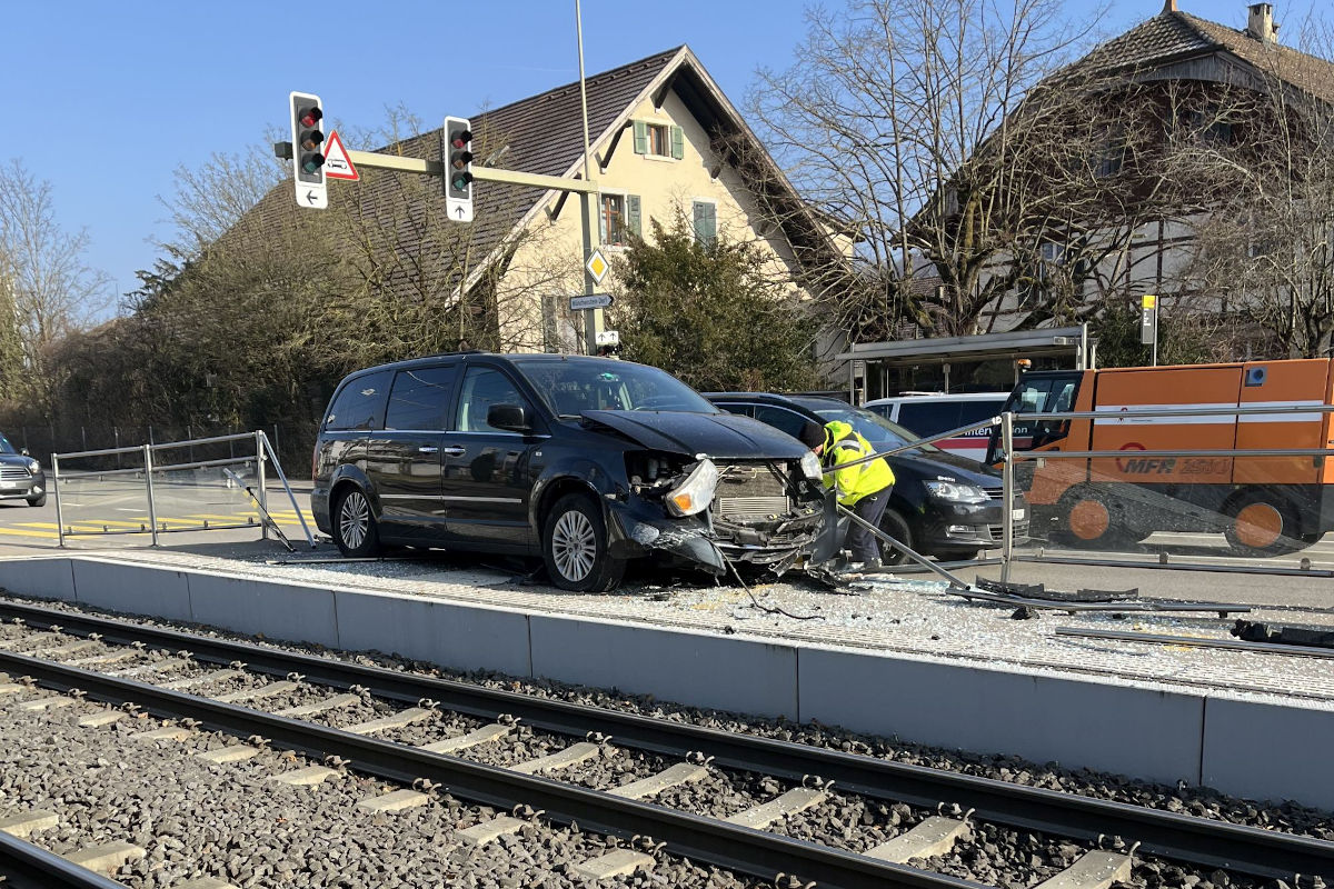 Münchenstein BL – Bei Selbstunfall mit Tramhaltestelle kollidiert