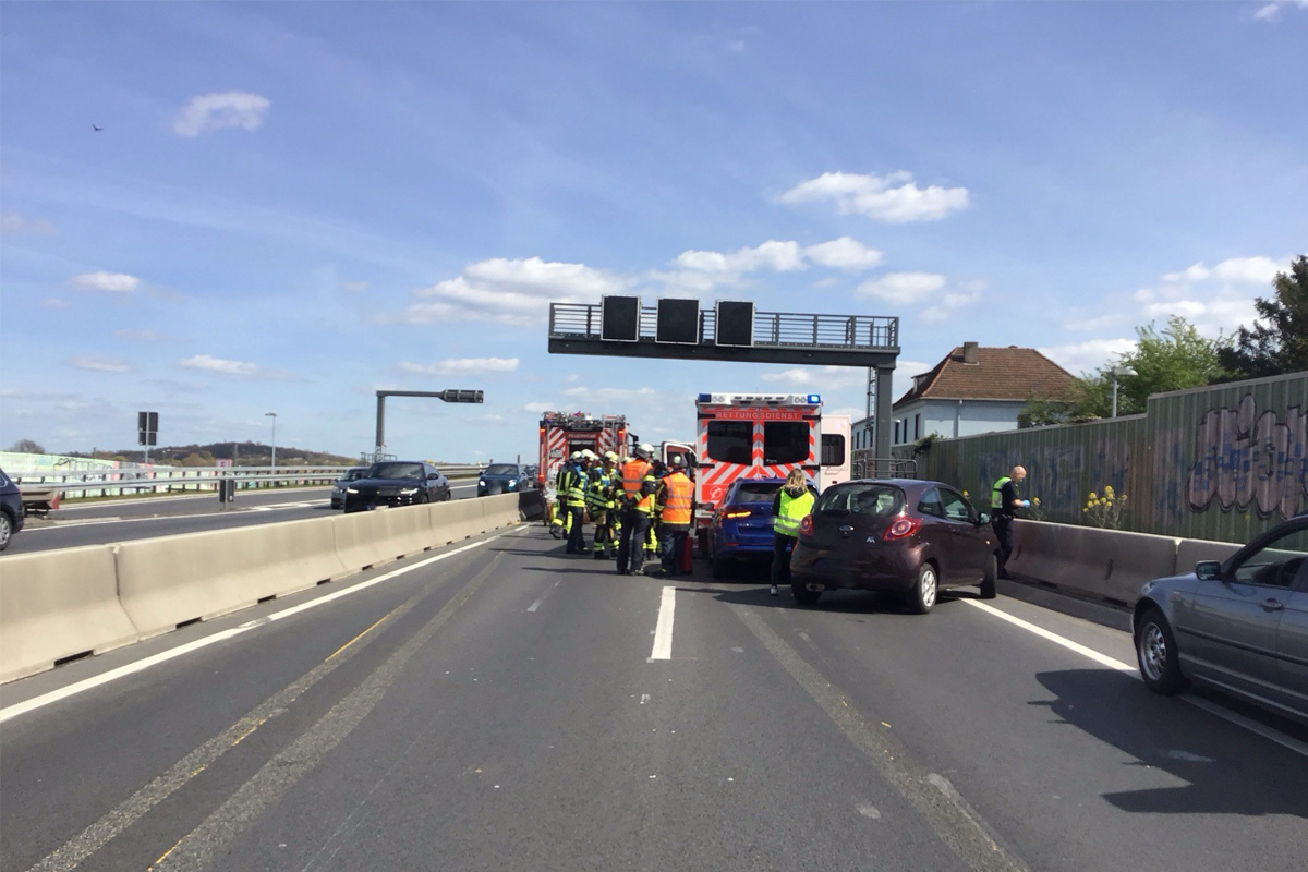 A40 Bochum – Unfall mit Rettungswagen und mehreren Verletzten