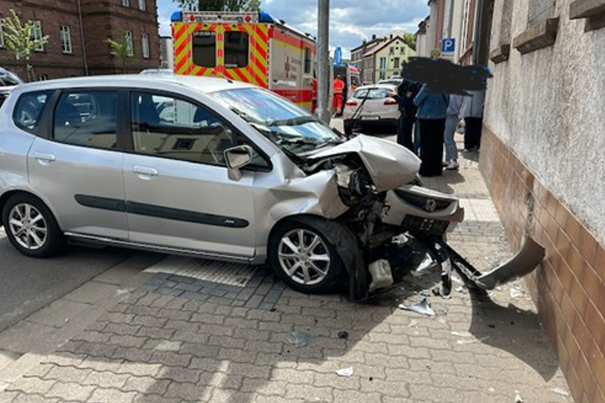 Zweibrücken – Autofahrerin fährt Vollgas gegen Hauswand