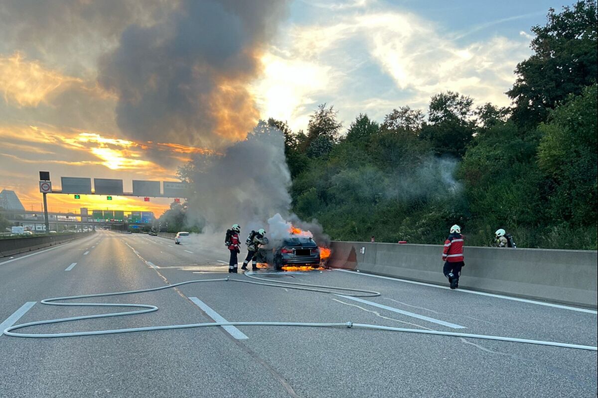 Muttenz BL / A2 - Auto fängt während der Fahrt Feuer 